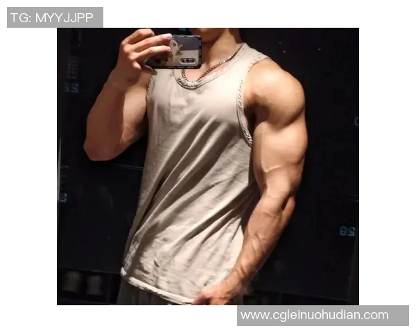 展现完美身材的真实腹肌高清图片欣赏与健身技巧分享