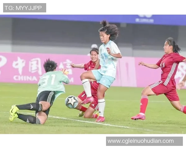 花季少女们在十五运会U16女足决赛中展现拼搏精神与团队力量的精彩瞬间